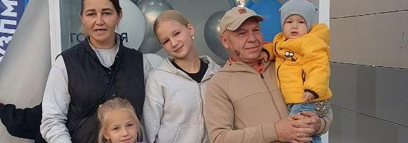 Семья сотрудника УЗПМ с дочерью по имени Россия проголосовала на выборах в Краснокамске